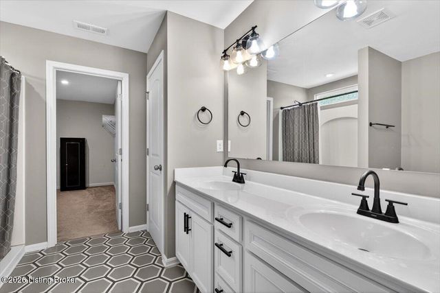 4001 Cobblestone Ln, La Grange, KY 40031