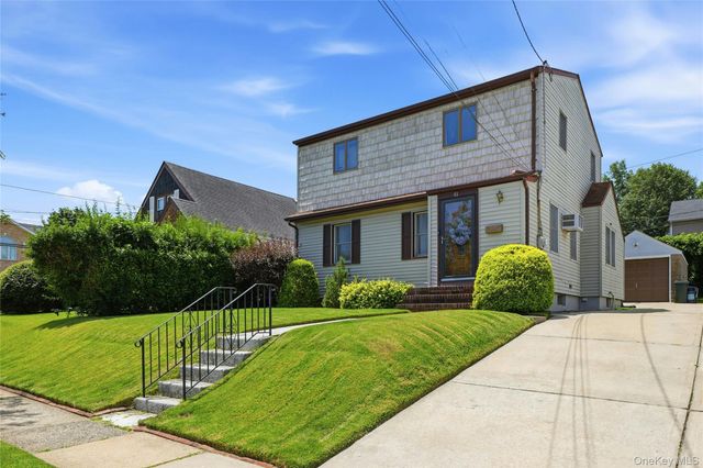 65 Moore Street, New Hyde Park, NY 11040