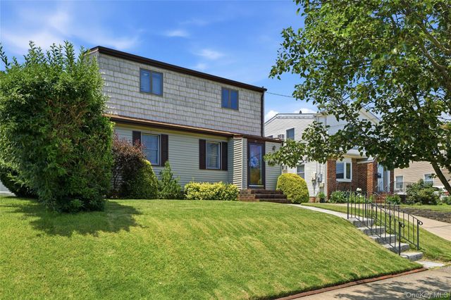 65 Moore Street, New Hyde Park, NY 11040