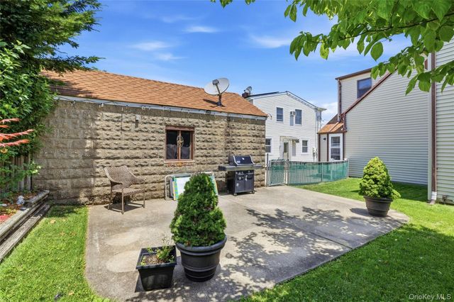 65 Moore Street, New Hyde Park, NY 11040