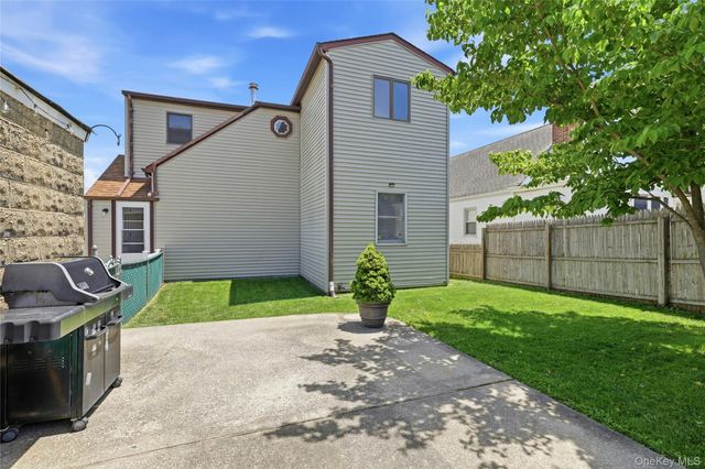 65 Moore Street, New Hyde Park, NY 11040
