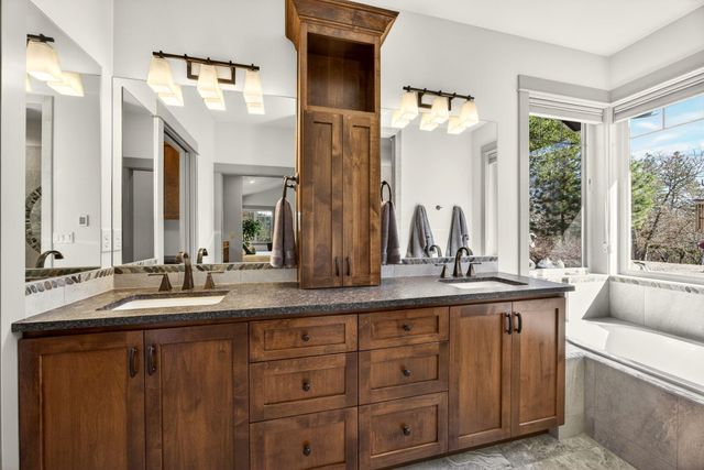 814 Steeple View, Jacksonville, OR 97530