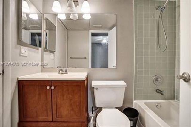 2871 N Oakland Forest Dr 210, Oakland Park, FL 33309