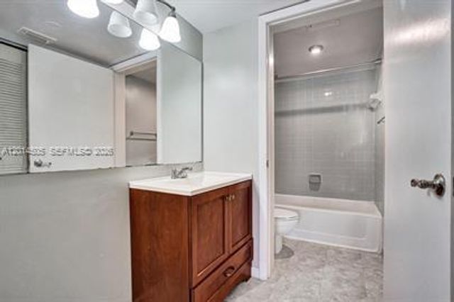 2871 N Oakland Forest Dr 210, Oakland Park, FL 33309
