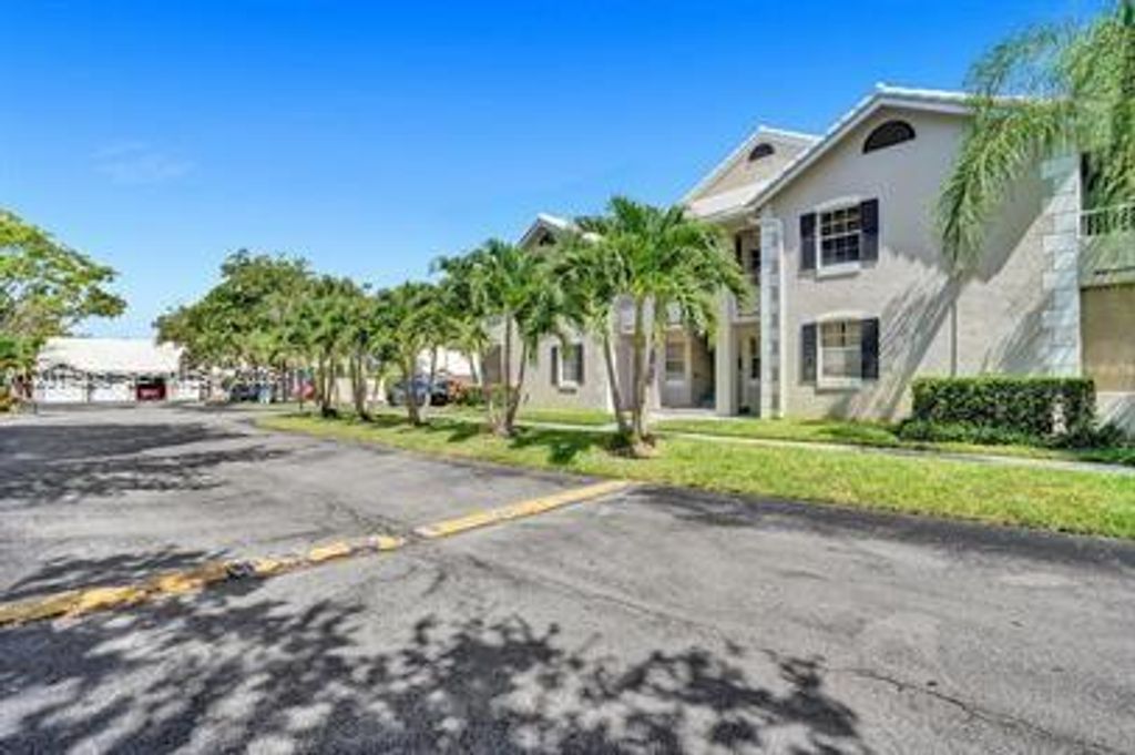 2871 N Oakland Forest Dr 210, Oakland Park, FL 33309