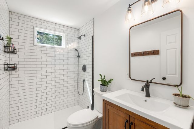14 Lucas St, Carver, MA 02330