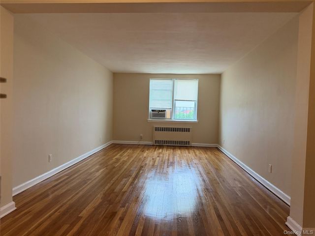 32 Cathedral Avenue 6B, Hempstead, NY 11550