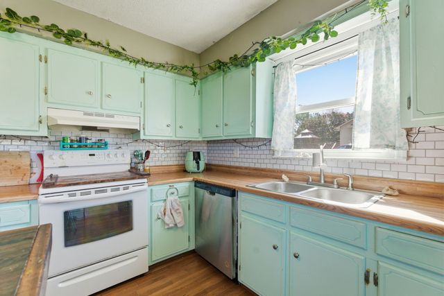 202 Virginia Dr, Tullahoma, TN 37388