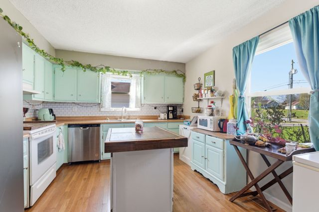 202 Virginia Dr, Tullahoma, TN 37388