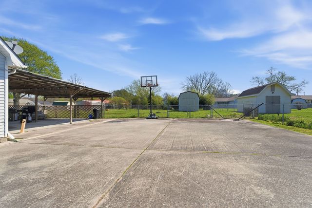 202 Virginia Dr, Tullahoma, TN 37388