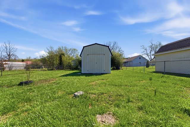 202 Virginia Dr, Tullahoma, TN 37388