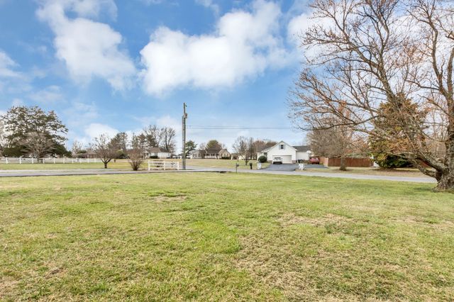 202 Virginia Dr, Tullahoma, TN 37388