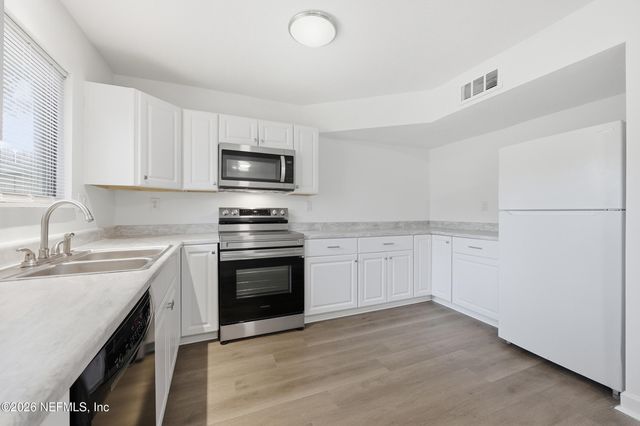 8201 SUTTON Place N, Jacksonville, FL 32217