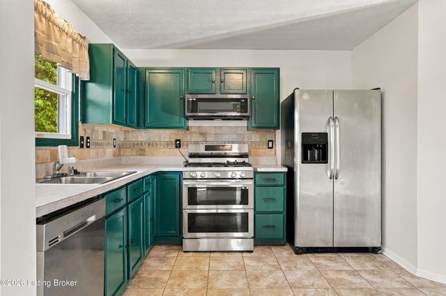 5300 Great Hunter Ct, Louisville, KY 40229