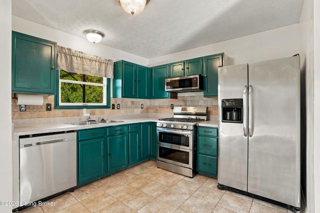 5300 Great Hunter Ct, Louisville, KY 40229