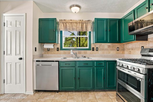 5300 Great Hunter Ct, Louisville, KY 40229