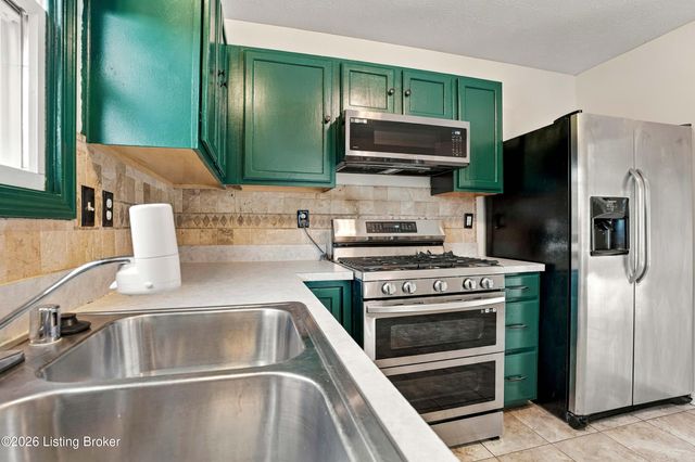 5300 Great Hunter Ct, Louisville, KY 40229