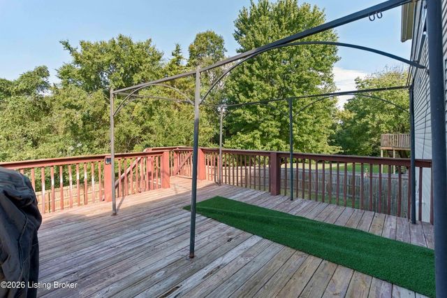 5300 Great Hunter Ct, Louisville, KY 40229