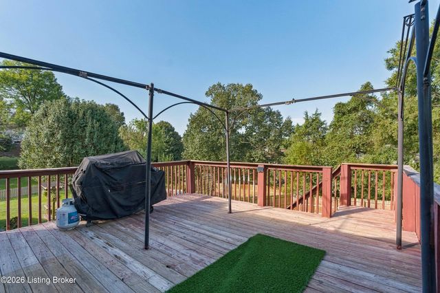 5300 Great Hunter Ct, Louisville, KY 40229