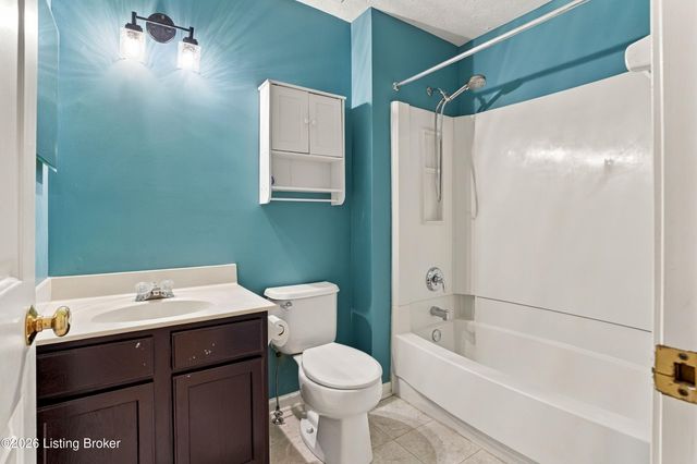 5300 Great Hunter Ct, Louisville, KY 40229