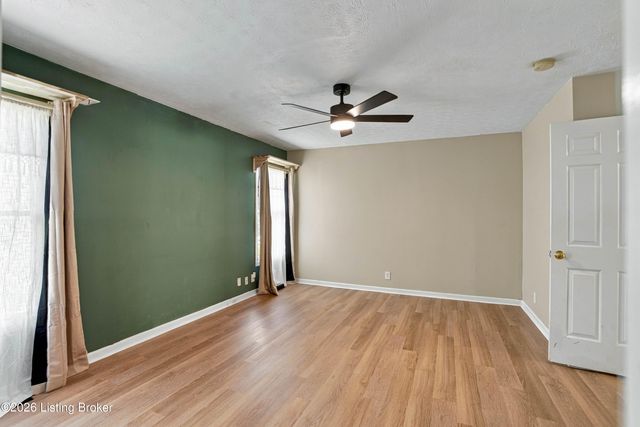 5300 Great Hunter Ct, Louisville, KY 40229