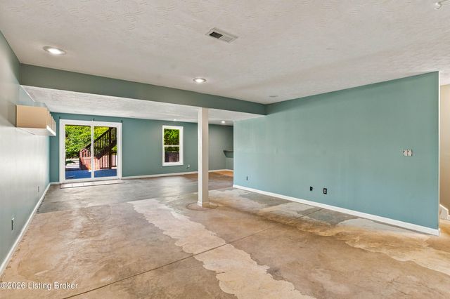 5300 Great Hunter Ct, Louisville, KY 40229