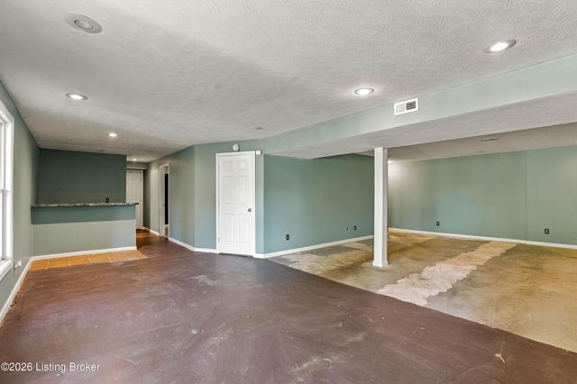 5300 Great Hunter Ct, Louisville, KY 40229