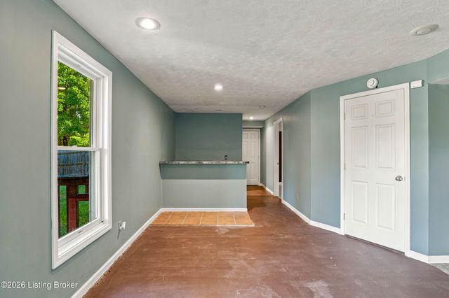 5300 Great Hunter Ct, Louisville, KY 40229