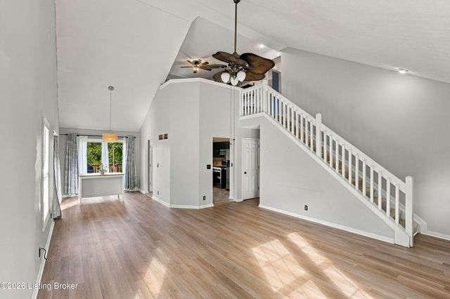 5300 Great Hunter Ct, Louisville, KY 40229
