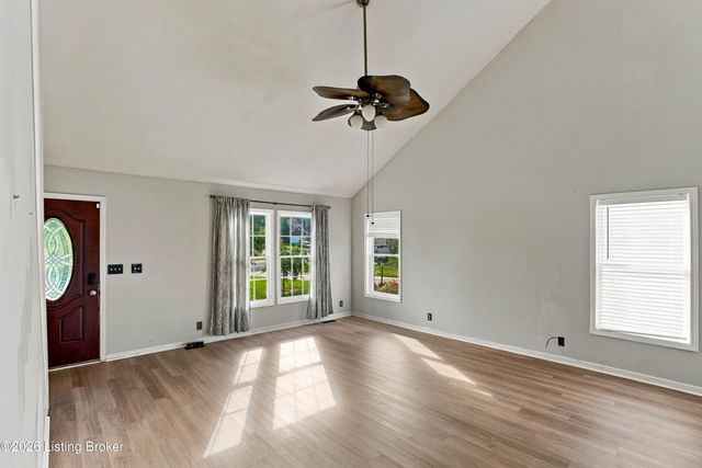 5300 Great Hunter Ct, Louisville, KY 40229