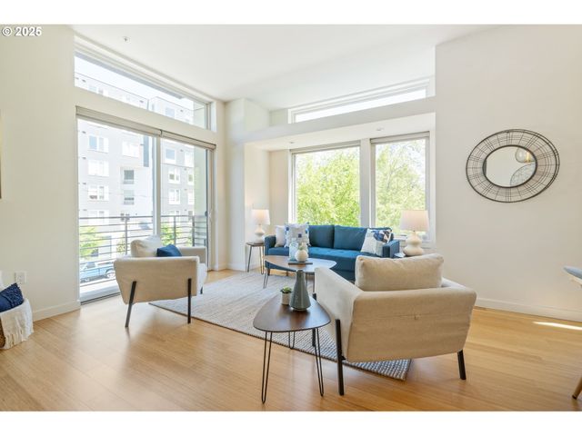 1455 N KILLINGSWORTH St 201, Portland, OR 97217