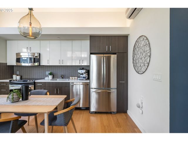 1455 N KILLINGSWORTH St 201, Portland, OR 97217