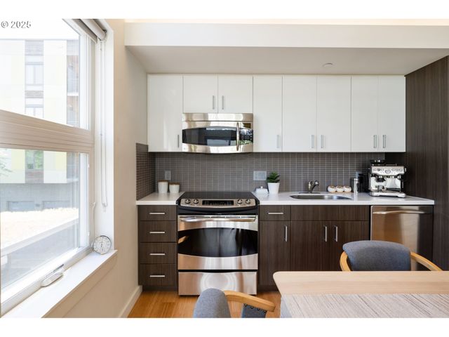 1455 N KILLINGSWORTH St 201, Portland, OR 97217