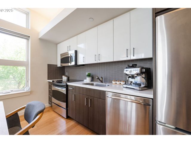 1455 N KILLINGSWORTH St 201, Portland, OR 97217