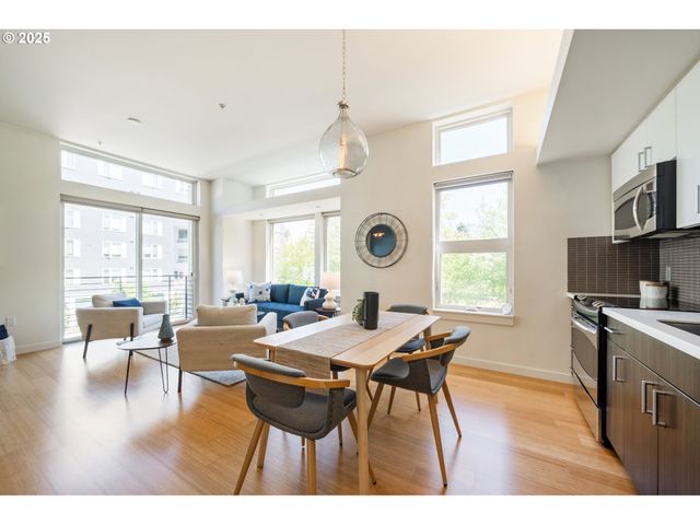 1455 N KILLINGSWORTH St 201, Portland, OR 97217