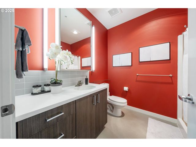 1455 N KILLINGSWORTH St 201, Portland, OR 97217