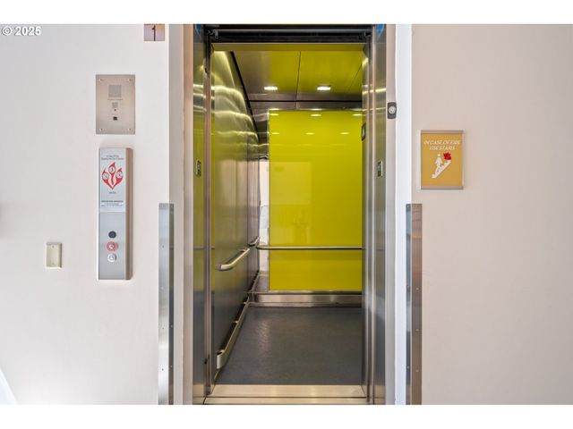 1455 N KILLINGSWORTH St 201, Portland, OR 97217