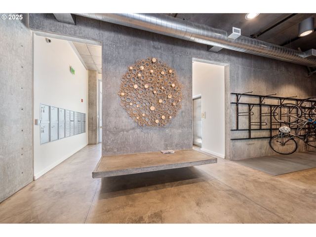 1455 N KILLINGSWORTH St 201, Portland, OR 97217