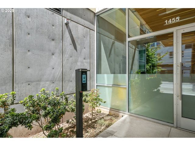 1455 N KILLINGSWORTH St 201, Portland, OR 97217