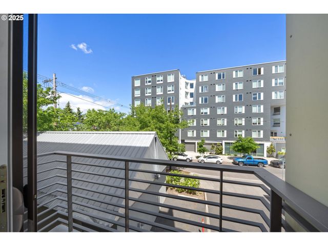 1455 N KILLINGSWORTH St 201, Portland, OR 97217