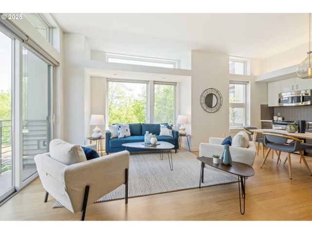 1455 N KILLINGSWORTH St 201, Portland, OR 97217