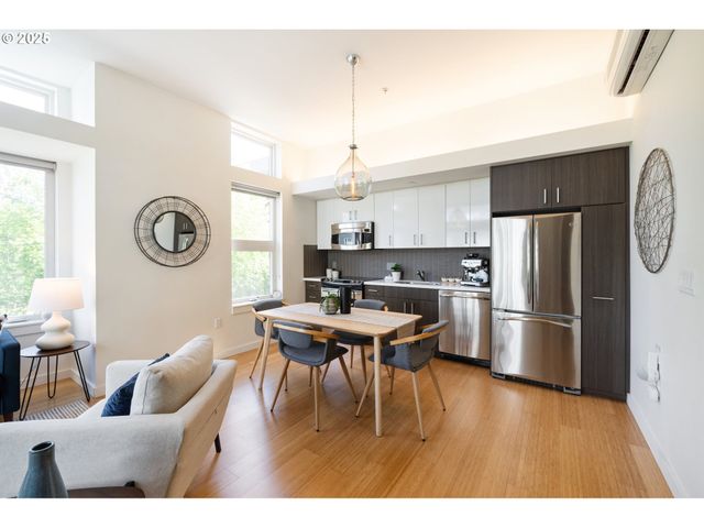 1455 N KILLINGSWORTH St 201, Portland, OR 97217