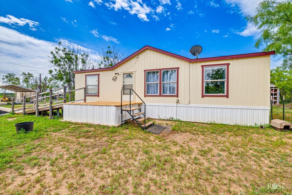 Image 2 of property listing at 11833 Pin Oak Road, Carlsbad, TX 76934