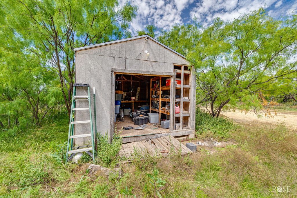 Image 24 of property listing at 11833 Pin Oak Road, Carlsbad, TX 76934