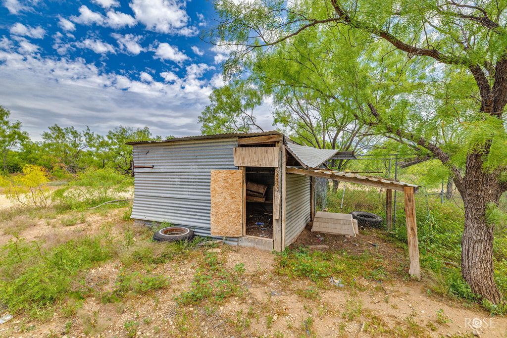 Image 25 of property listing at 11833 Pin Oak Road, Carlsbad, TX 76934
