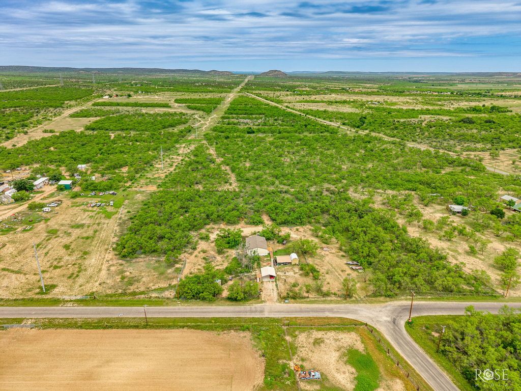 Image 4 of property listing at 11833 Pin Oak Road, Carlsbad, TX 76934