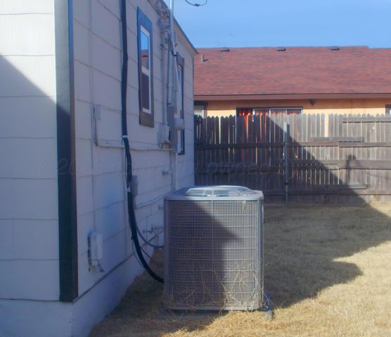 507 Clark Avenue, Stinnett, TX 79083