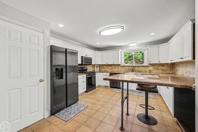 755 E Romeo Road, Leonard, MI 48367