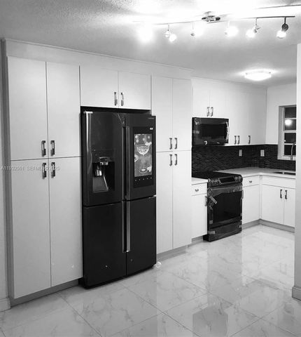 8870 Fontainebleau Blvd 401, Miami, FL 33172