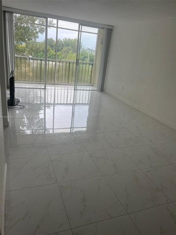 8870 Fontainebleau Blvd 401, Miami, FL 33172